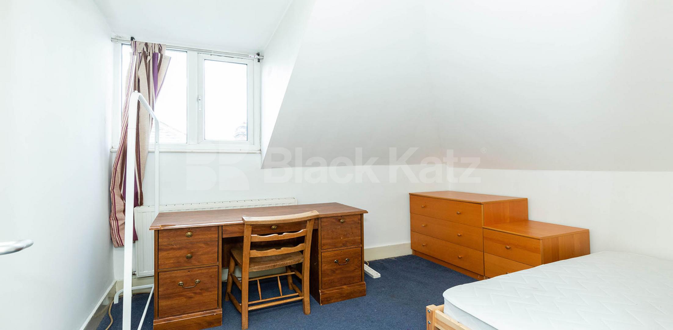 			GOOD FOR 4 SHARERS!, 4 Bedroom, 1 bath, 1 reception Flat			 Brecknock Road, TUFNELL PARK N7